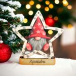 Ξύλινο Χριστουγεννιάτικο Στολίδι με Όνομα Gnome σε Αστέρι
