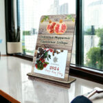 Ξύλινο Επιτραπέζιο Ημερολόγιο Κομμένο Ρόδι Καφέ Ξύλο