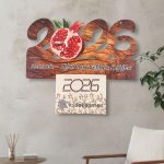 Ξύλινο Ημερολόγιο 2026 Ρόδι Σκούρο Ξύλο