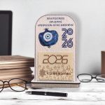 Ξύλινο Επιτραπέζιο Ημερολόγιο Ρόδι 2026 Λευκό Ξύλο