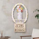 Ξύλινο Κρεμαστό Ημερολόγιο Βάζο με Λουλούδια Στεφάνι