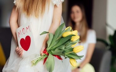Γιορτή της Μητέρας: Πότε Πέφτει Φέτος και 5 Ιδέες για να Χαμογελάσει